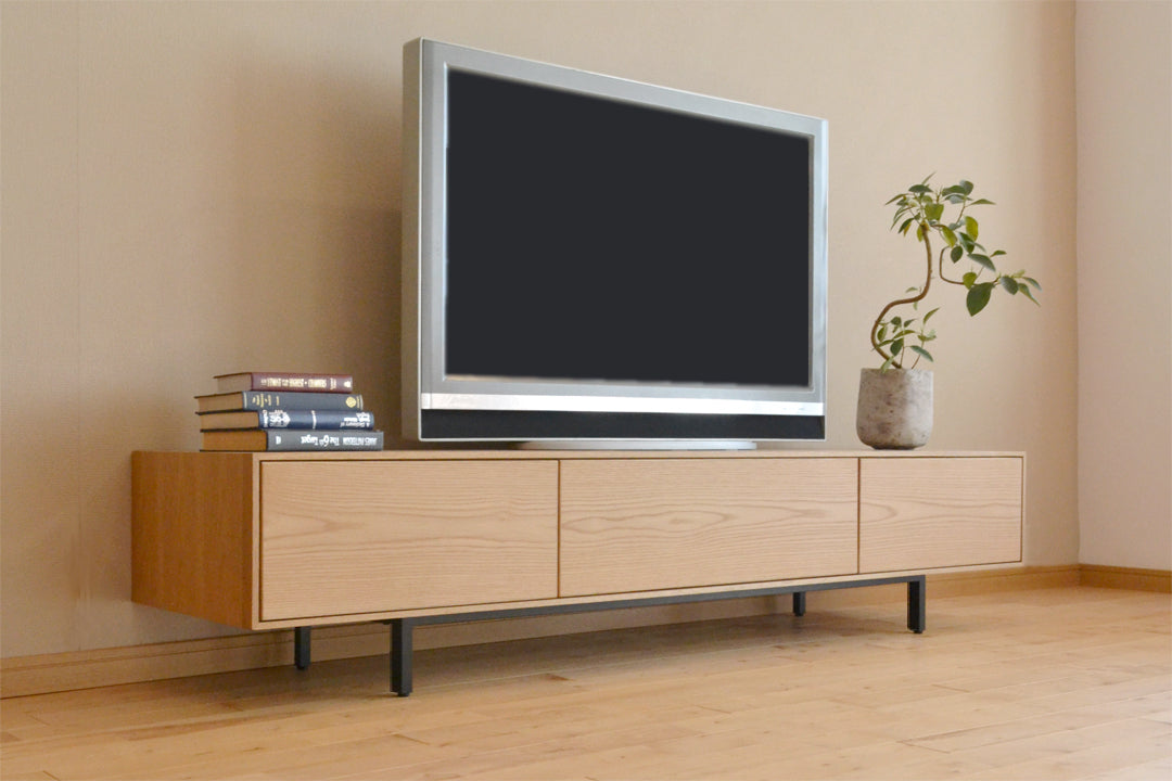 インダストリアルデザインのテレビボード『Fede(フェーデ)』