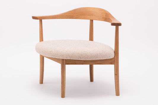 あぐらのかける男の椅子