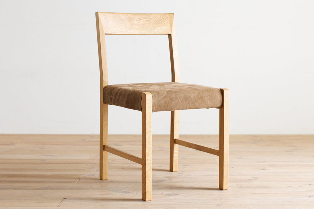 サイドチェア　FREX (フレックス)。装飾を抑えたシンプルで直線的な印象の椅子ですが、背もたれの浅いカーブと心地よさを追求した背座の角度により、座ると身体がしっくりと馴染む感覚があります。