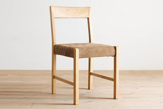 サイドチェア　FREX (フレックス)。装飾を抑えたシンプルで直線的な印象の椅子ですが、背もたれの浅いカーブと心地よさを追求した背座の角度により、座ると身体がしっくりと馴染む感覚があります。